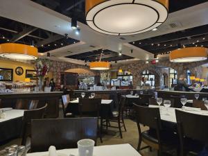 Akron Macaroni Grill Interior