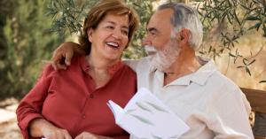 Retired couple relaxing outdoors in a garden setting, representing lifestyle buyers considering property investment near San Miguel de Allende, Mexico.