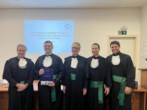 Dr. Lucca Ortolan Hansen em sua defesa de tese na Faculdade de Medicina da USP, apresentando estudo sobre custo-efetividade do ceratocone.