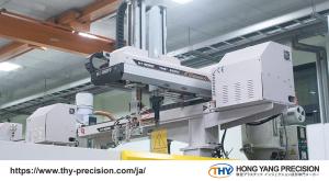 THY精密工業ではロボットアームを導入しており、ロボットアームによる自動取り出しや自動ゲートカットなどの自動化設備を導入することで、人的接触を最小限に抑えながら、クリーンルーム環境での医療用プラスチック射出成形を安定して行うことが可能となりました。