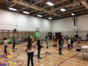 Groupe d’enfants participant à un atelier d’initiation à la jonglerie en gymnase