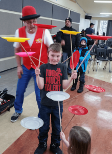 Enfants apprenant les assiettes chinoises lors d’un atelier de jonglerie animé