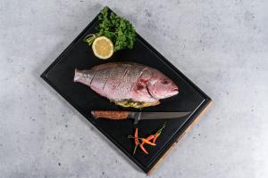 side reveals a recycled paper composite surface with a built-in juice groove, ideal for raw meats, aromatic ingredients, and easy cleanup. This duality gives you true versatility: prep delicate produce and proteins without switching boards.