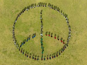 Players form a peace symbol on the football field in Mexico — a shared moment that brings the Fair Play Peace Circle® ritual to its conclusion.