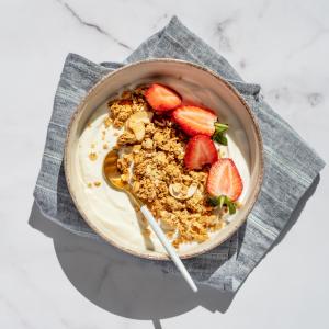 그릭요거트 위에 그래놀라와 딸기를 올린 홈메이드 요거트 볼 이미지