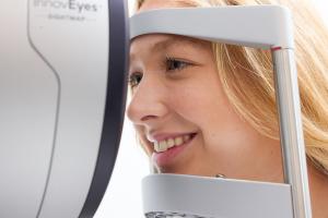 Image of blonde lady having Innoveyes Sitemap scan for wavelight plus laser eye surgery
