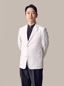 Dr. Chung Eui Sang, Chief Director of SNU Eye Clinic in Seoul specializing in SMILE surgery and lens implantation ICL