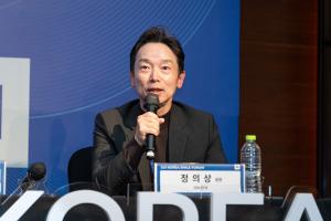 Dr. Chung Eui Sang speaking at an international ophthalmology forum discussing advancements in SMILE surgery and lens implantation ICL