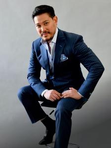 Dr. Emmanuel De La Cruz, Houston plastic surgeon specializing in high-definition liposuction and body contouring
