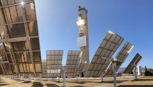 A tower surrounded by mirrors, the sun's rays are captured by a receiver on the tower and turned into 800 C thermal heat