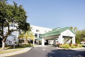 Outside view of the Anchin-Benderson building at Aviva Senior Living.