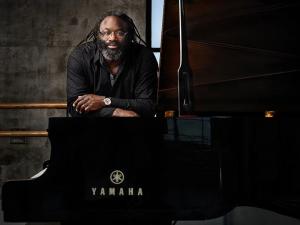 Photo of pianist Awadagin Pratt