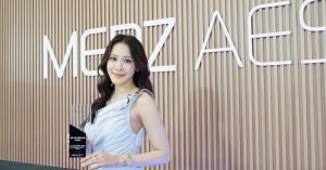 Dr. Thanyalak Gaeosuksai holding the Ulthera Transducer 2025 award beside the Ultherapy machine at R3 Life Wellness Center
