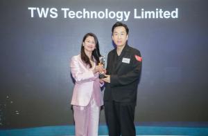 Dr. Raymond Leung, founder of TWS Technology, accepts the 2026 HKCT Business Award, highlighting the company’s commitment to sustainable energy.