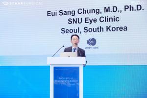 Dr. Chung Eui Sang presenting at the EVO ICL APAC Experts Summit, standing at a podium with his name and SNU Eye Clinic displayed on screen.