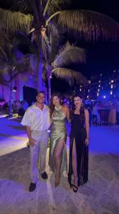 De izquierda a derecha: André Lamoglia, Constanza Espejo y Agustina Palma en la Gala de Bienvenida de los XIII Premios Platino Xcaret. Hotel Xcaret Arte, Riviera Maya, México. 8 de mayo de 2026.