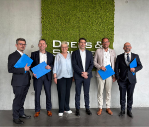Photo, from left to right: Łukasz Lenczewski (Managing Director at ADC), Jörg Wohlfarth (Partner at Drees & Sommer), Ulrike Giß (M&A Lead at Drees & Sommer), Dimitrios Niros (Senior Team Lead at Drees & Sommer), Steffen Szeidl (Chief Executive Officer and