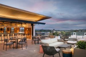 Outdoor seating at Stratus Rooftop Lounge in Chattanooga at the Caption by Hyatt Chattanooga Downtown.
