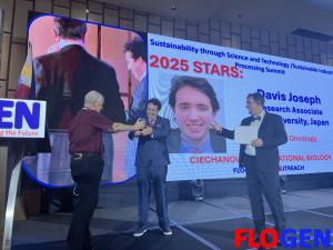 Davis Joseph receiving the Ciechanover International Biology Award from Professor Aaron Ciechanover (2004 Nobel Laureate in Chemistry) at the SIPS 2025 Gala and Award Ceremony