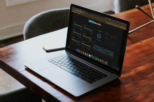 Het rapport van Branddruck AI getoond op het scherm van een laptop
