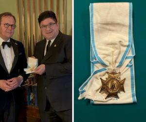 Count Fredrik Taube, Grand Master of the Stora Amarante Orden, presents Stephen Shaya, M.D. with the Order of Amarante (4th Grade) in recognition of his humanitarian service as Chief Hospitaller.
