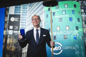 Alessandro Cicacchini ringing the bell at NASQAD Stockholm
