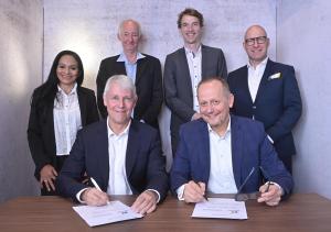 Gruppe von Vertreterinnen und Vertretern von BizzTech Europe und EY Consulting Deutschland GmbH bei der Unterzeichnung einer Absichtserklärung auf der Hannover Messe 2026.