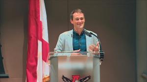 Leadership Keynote Speaker George Stern speaking at a corporate offsite leadership event.