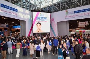 Photo of people entering the front entrance to NYSCC Suppliers' Day at the Javits Center in New York.