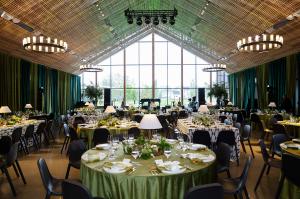Organic woodland-themed centerpieces feature moss, white dendrobium orchids, local white snapdragons, green trachelium, and veggie roses at the Thaden School gala in Bentonville, Arkansas. Photo by Kaity Whitman, Rose of Sharon Floral Design Studio.