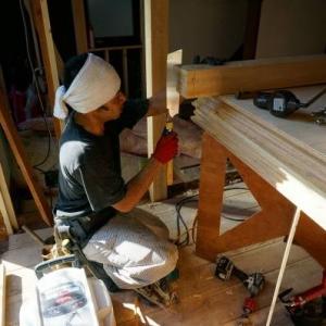 Toshikatsu Oga working as a carpenter on a Japanese construction site, representing the 30 years of field experience behind HORIZON SHIELD's AI diagnostic methodology
