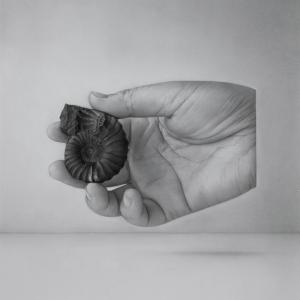 Black and white pencil drawing of a hand holding a small shell, used as the cover artwork for Raíz y Recuerdo by Jordi Forniés and created by Chizuru Masumura