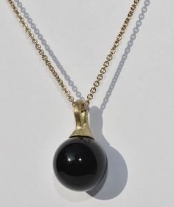Marco Bicego (Italy) ‘Africa’ collection necklace set in 18K yellow gold, featuring an onyx boule pendant set to a fine gold chain. Estimate: $1,500-$1,800