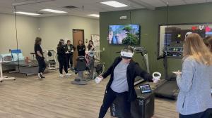 Therapist at Advanced Neuro using the Smart Therapy, VR device