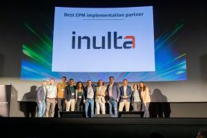 Echipa Inulta primind premiul