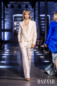 Beatriz Costa, modelo da IMC Models Agency, desfila uma criação de Laure Siassia no The House of Fashion durante apresentação de moda destacada pela Harper's Bazaar.