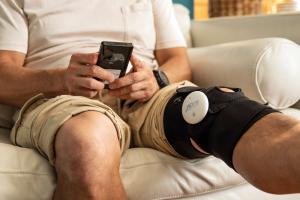 a person is Using HiDow Wireless EMS for Knee Pain