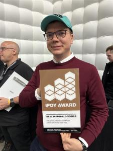 Emil Hauch Jensen CEO of The Mobile Robot Company showing the IFOY Test Certificate for the J1600 self-driving pallet jack