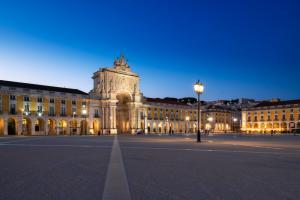 View of the Commerce Square (Praca do Comercio) and the Rua Augusta triumphal arch, in the city of Lisbon, Portugal, at dusk.