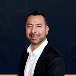 Josue Torres, Broker Principal de  Sell For One Realty, servicio completo  de bienes raíces al 1% para familias  hispanas de Las Vegas, Nevada