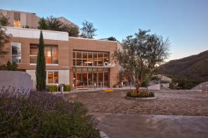 front entrance of Ciela Senior Living in Pacific Palisades