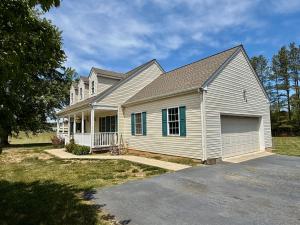 5 BR/3 BA home on 4.32 +/- acres in Louisa County, VA •	This home measures 2,010 +/- sf. and features somewhat of an open floor plan with 3 main level bedrooms, 2 upper level bedrooms, 2 main level bathrooms, 1 upper level bathroom, kitchen