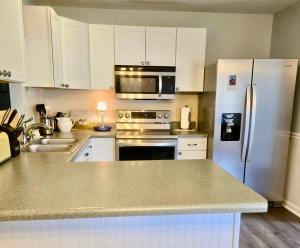 5 BR/3 BA home on 4.32 +/- acres in Louisa County, VA •	This home measures 2,010 +/- sf. and features somewhat of an open floor plan with 3 main level bedrooms, 2 upper level bedrooms, 2 main level bathrooms, 1 upper level bathroom, kitchen