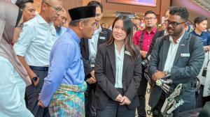 Robotimize team presents HandVivante™ MirrorHand to Y.A.B. Dato' Seri Amirudin Bin Shari at the SSH Rawang Opening Ceremony.