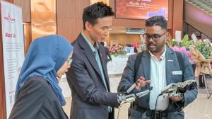 Robotimize team presenting HandVivante MirrorHand to SSH Rawang Rehabilitation Manager Lee Yong Han.