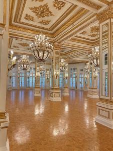 The new “Grand Ballroom” at Grand Galvez is a transformative redesign of the Terrace and Verandah event spaces. The Grand Ballroom is now 35% larger and has a capacity of up to 500 guests for weddings, reunions and corporate events.