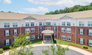 Atlantic at Twin Hickory offers on‑site amenities tailored to seniors, including updated common areas and laundry facilities, and is within walking distance of local parks, a recreation center, a public library and a YMCA that provides additional senior p