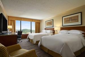 Hilton Knoxville Two Queen Beds Guestroom