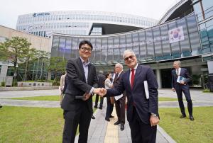 Changha Hyeon, Executive Director of GBSA, and Ugo Astuto, Ambassador of the European Union to South Korea, take a commemorative photo