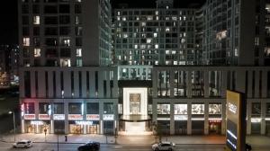 Lichtwerbung an moderner Hotel- und Gebäudefassade bei Nacht mit beleuchteten Schildern, Fassadenwerbung und professioneller Außenwerbung.